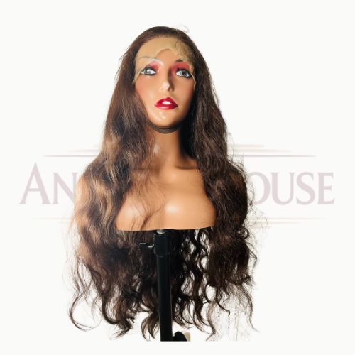 Perruque synthétique premium INDIRA, 32 pouces légèrement ondulée, HD lace 13x6, couleur noir léger, densité 250 %.