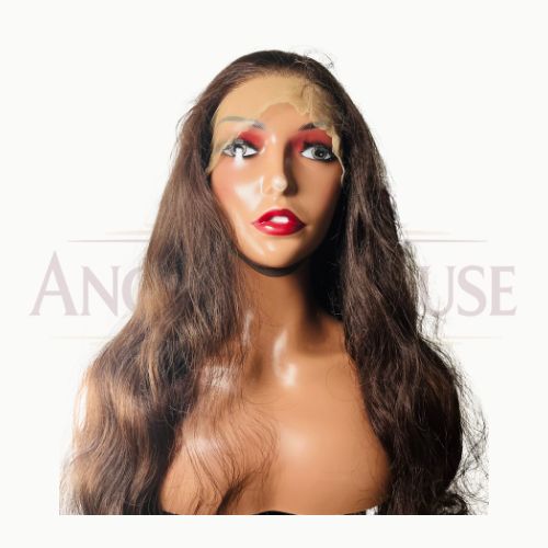 Perruque synthétique premium INDIRA, 32 pouces légèrement ondulée, HD lace 13x6, couleur noir léger, densité 250 %.